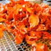 Cho cà rốt lên khay đặt vào lò nướng ở 125-135 độ C trong khoảng 6-12 tiếng đồng hồ là có thể thưởng thức.