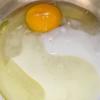 Trứng đập ra chén, đánh tan cùng 1 muỗng cà phê muối và 15gr bột mì, 120ml sữa tươi không đường. Chú ý đánh kỹ để muối tan đều trong trứng, không bị vón cục. 