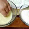 Nhúng hành tây qua trứng sữa, rồi đến bột mì. Sau đó nhúng qua trứng sữa lần nữa rồi đến bột chiên xù. Lặp lại hai lần.