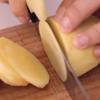 Khoai tây rửa sạch rồi cắt thành từng lát mỏng và ngâm vào nước trong khoảng 10 phút cho khoai ra bớt nhựa. Sau đó bạn vớt khoai tây ra để ráo trên giấy thấm.