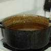 Đun nóng 1 lít dầu ăn đến 350 độ C rồi thả khoai tây vào chiên chín vàng giòn thì vớt ra, để ráo dầu.