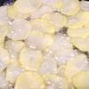 Làm nóng 300ml dầu ăn với 30gr bơ. Cho khoai tây vào chiên đến khi chín vàng thì vớt ra rây hoặc giấy thấm dầu.