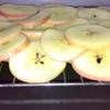 Khi táo đã ráo nước, xếp vào khay đem nướng 150 độ C khoảng 30 phút, sau đó lật lại, thực hiện cho tới khi táo khô hoàn toàn.