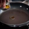 Đun nóng chảo với dầu oliu, cho sò vào xào sao cho không để chúng dính vào nhau. Lật đều cho sò chín.