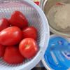Cà chua chọn những quả chín to, đỏ au. Cà chua rửa sạch, thái miếng cho vào máy sinh tố cùng với 30ml nước xay nhuyễn. Lọc hỗn hợp qua rây loại bỏ lợn cợn.