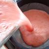Cà chua chọn những quả chín to, đỏ au. Cà chua rửa sạch, thái miếng cho vào máy sinh tố cùng với 30ml nước xay nhuyễn. Lọc hỗn hợp qua rây loại bỏ lợn cợn.