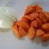 Cà rốt rửa sạch, không bóc vỏ, cắt miếng vuông vừa. Hành tây bóc vỏ khô rồi cũng cắt như cà rốt.