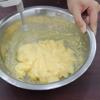 Đánh đều 1 muỗng canh hỗn hợp trứng với 1 muỗng canh nước mắm, 1 muỗng canh đường trong 1 tô khác thành hỗn hợp đồng nhất rồi cho vào tô hỗn hợp trứng ban đầu, trộn đều lên là được.