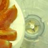 Cho cà chua, hành tây vào máy xay sinh tố cùng 1/2 chén nước, xay nhuyễn.