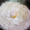 Cuối cùng là cho thêm vào chảo 1 lòng đỏ trứng gà, khuấy nhanh tay cho trứng quyện đề và chín thì tắt bếp.