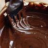 Chocolate đen cho vào lò vi ba quay tan chảy khoảng 3-5 phút.