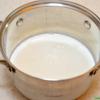 Đun nóng sữa lên 85 độ C cho sữa hơi bắt đầu sủi bọt (không đun sôi). Nên sử dụng nồi đế dày hoặc đun cách thủy để tránh làm cháy sữa. Sau đó, để nguội sữa xuống 43 độ C, dùng khăn lạnh quấn quanh nồi để hạ nhiệt được nhanh hơn. Nếu cho vào tủ lạnh hoặc để nguội ở nhiệt độ phòng, hãy khuấy sữa thường xuyên để tránh bị đóng váng.