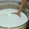 Đổ hỗn hợp sữa tươi và sữa đặc vào nồi đun nhỏ lửa đến khi nhiệt độ đạt khoảng 50-60 độ. Nhớ chú ý không để sữa sôi vì sữa chua dẻo sẽ bị tách nước nhé.
