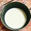 Cách làm sữa chua Hy Lạp tại nhà: Cho 400ml sữa tươi không đường vào nồi, thêm 80ml sữa đặc vào cùng và khuấy đều để sữa tan. Đặt lên đun để sữa nóng ấm khoảng 60 độ (sữa nóng, bốc khói, không sôi) thì tắt bếp. Đợi sữa nguội còn khoảng 40 độ, múc sữa chua cho vào, khuấy đều.