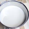 Cách làm sữa chua: Cho sữa tươi và sữa đặc vào nồi, khuấy đều bằng muỗng. Bắt đầu nấu với lửa nhỏ. Nấu đến khi sữa nóng, có khói bốc lên. Thỉnh thoảng dùng muỗng đảo nhẹ sữa. Sau khi thấy sữa đã đủ độ nóng, nhấc ra khỏi bếp và đợi sữa nguội bớt. Đến khi bạn sờ 2 tay vào nồi thấy còn ấm là được!