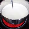 Cách làm sữa chua: Cho sữa tươi và sữa đặc vào nồi, khuấy đều bằng muỗng. Bắt đầu nấu với lửa nhỏ. Nấu đến khi sữa nóng, có khói bốc lên. Thỉnh thoảng dùng muỗng đảo nhẹ sữa. Sau khi thấy sữa đã đủ độ nóng, nhấc ra khỏi bếp và đợi sữa nguội bớt. Đến khi bạn sờ 2 tay vào nồi thấy còn ấm là được!