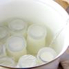 Rót sữa chua vào hủ thủy tinh và đậy nắp kín. Đặt nhẹ nhàng từng hủ vào nồi, sau đó rót nước nóng 70-80 độ đến 2/3 hủ. Cuối cùng phủ khăn lên trên và đậy nắp lại. Ủ sữa chua 6-8 tiếng. Các bạn nhớ thường xuyên thay nước ủ khi nước nguội nhé (khoảng 2-3 tiếng) .