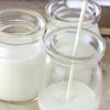 Để hỗn hợp sữa nguội bớt khoảng 40 độ C rồi mới thêm 100gr sữa chua cái đã mịn vào hủ. Khuấy nhẹ tay cho hỗn hợp hòa quyện. 