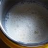 Tiếp đó cho men khô vào bình giữ nhiệt, thêm 2 muỗng sữa vào khuấy đều cho men tan thì chế hết phần sữa còn lại của mình vào bình giữ nhiệt, khuấy đều lên. Đậy nắp lại, để nơi kín gió, ấm áp từ 6 - 8 tiếng. Ngay khi sữa đông lại và chua như ý thích thì cho ra ly, hũ, lọ và bảo quản trong tủ lạnh để ngưng quá trình lên men và giúp kết cấu sữa chua ổn định hơn. Khoảng 2 - 3 tiếng sau khi cho vào tủ lạnh là có thể dùng được rồi nha.