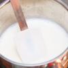Cho 500ml sữa tươi không đường vào nồi, hâm nóng cho đến khi sữa đạt 80 độ C (không đun sôi), tắt bếp, để sữa nguội còn 25 độ C. Trong quá trình để nguội nên chú ý liên tục tới sữa để tránh sữa hạ nhiệt nhanh, xuống dưới mức 25 độ C, lại mất thời gian hâm nóng và để nguội lại.