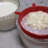 Cuối cùng rây hỗn hợp sữa và nấm Kefir qua rây nhựa, thu lấy nước sữa chua thành phẩm. Bỏ nấm vào lại lọ nhựa sạch, đổ sữa vào tiếp tục quá trình nuối nấm lại để dùng lần cho mẻ sau nhé!