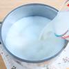 Đun sôi nước rồi đổ vào nồi hay tô lớn, để nguội khoảng 3-4 phút rồi cho sữa tươi vào. Cho 1 lon sữa đặc, 2 muỗng cà phê bột sữa vào khuấy theo một chiều để các thành phần hòa tan, quyện cùng nhau.