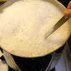 Lấy nồi cho nước lọc vào đun sôi, sau đó cho sữa đặc, sữa tươi có đường vào rồi khuấy đều. Đun hỗn hợp nóng già, nếu bạn có lò vi sóng thì cho vào khoảng 4 -5 phút.