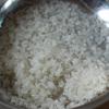 Gạo vo sạch, để ráo nước. Cho đậu phộng, gạo, 200ml sữa và 800ml nước đổ vào máy làm sữa đậu nành. Nếu máy không có sẵn chức năng lọc thì sau khi xay xong, bạn đổ ra rây lọc rồi đun sôi lại.