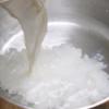 Hòa tan sữa tươi với 500ml nước nóng. Tiếp đến, cho gạo đã rang vào, ngâm khoảng 10 phút.