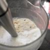 Sau khi để hỗn hợp gạo trong tủ lạnh đủ thời gian thì lấy ra, dùng máy xay để xay nhuyễn mịn hỗn hợp. Lọc hỗn hợp gạo vừa xay qua rây để thu được phần nước cốt. Cho thêm đường và vani vào phần sữa vừa lọc, khuấy đều và có thể gia giảm lượng đường cho vừa khẩu vị là hoàn thành!