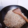 Cho 500g gạo vào chảo lớn sâu lòng, bật bếp lửa vừa và bắt đầu rang gạo. Rang đến khi thấy hạt gạo chuyển sang màu vàng vàng, tỏa mùi thơm lừng là hạt gạo vừa chín tới. Tắt bếp.