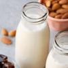 Đổ sữa hạnh nhân vào lọ thủy tinh, cất trong tủ lạnh và dùng dần, có thể cho thêm đường nếu thấy nhạt. Khi uống bao nhiêu, bạn lấy ra bấy nhiêu để uống để tránh làm hỏng sữa nhé.