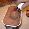 Múc 3 - 5 muỗng kem chocolate vào máy xay sinh tố. Rót vào máy khoảng 300ml sữa tươi.