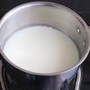 Cho sữa vào nồi, đun nóng khoảng 3 - 4 phút cho tới khi phần bọt sữa xuất hiện lăn tăn ở xung quanh thành nồi.