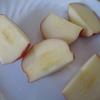 Rửa sạch táo, để nguyên vỏ, bỏ lõi, cắt thành khúc. Bóc vỏ ngô, dùng dao cắt lấy hạt, giữ lại phần cùi để làm sữa ngô.