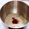 Cho 200g bột mì vào máy trộn bột, thêm vào bột màu đỏ thực phẩm. Thêm từ từ nước vào và khởi động máy sao cho bột thành khối đồng nhất thì tắt máy. Có thể dùng máy cán dẹp khối bột hoặc cho khối bột ra mặt phẳng dùng chày cán dẹp. Sau đó dùng miệng chén cắt thành những miếng vỏ bánh tròn đều.