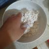 Trộn 150g bột mỳ (mì) với 70ml nước rồi nhào bột đều tay (trong quá trình nhào nếu khô thì cho thêm nước). Ủ bột trong 1 giờ.