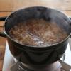 Cho 3 chén sườn bò luộc vào nồi, thêm sườn bò ướp và nước uops, đun sôi trong 20 phút. Sau đó, thêm rau củ vào, đun sôi trong 15-20 phút ở giữa lửa.