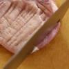 Chuẩn bị nguyên liệu. Hành tây bóc vỏ, cắt nhỏ. Dùng lưỡi dao dần miếng thịt sườn. Miếng chanh muối làm dập để dể ra chất hơn.