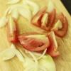 Hành tây và cà chua cắt nhỏ múi cau. Trên chảo vừa chiên sườn, bạn cho hành tây vào xào chín. 