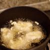 Làm nóng dầu ăn trong chảo, cho sườn non vào, chiên vàng giòn 2 mặt. Thỉnh thoảng lật đều để món ăn không bị cháy.
