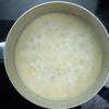 Khi nồi súp sôi được khoảng vài phút thì vừa khuấy vừa cho hỗn hợp lòng trứng và bắp xay vào, khuấy đều cho đến khi nồi súp sôi trở lại là hoàn tất.