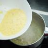 Khi nồi súp sôi được khoảng vài phút thì vừa khuấy vừa cho hỗn hợp lòng trứng và bắp xay vào, khuấy đều cho đến khi nồi súp sôi trở lại là hoàn tất.