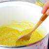 Phi thơm hành tím với bơ, rồi cho bột mì xào đến khi bột chín và chuyển màu vàng thì cho từ từ phần nước dùng còn lại vào, đun sôi.