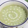 Đổ súp bông cải xanh ra chén, dùng kem tươi chấm từng chấm trang trí trên mặt chén súp. Vậy là món súp bông cải đã hoàn thành nhé.