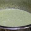 Tiếp theo đổ hỗn hợp bông cải xanh lại vào nồi, đun tầm 2 – 3 phút đến khi hỗn hợp súp hơi đặc lại, rưới từ từ ít sữa tươi vào nồi, vừa rưới vừa khuấy đến khi hỗn hợp bông cải xanh đặc hay lỏng tùy theo ý sở thích, nêm nếm lại tùy theo khẩu vị.
