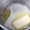 Bắc nồi lên bếp, cho bơ vào, đun tan chảy, tiếp theo cho hành tây vào xào cùng với bơ cho thơm. Xào khoảng từ 3 đến 4 phút đến khi hành tây chín mềm.