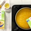 Tiếp theo cho 30gr pasta hữu cơ HiPP vào, nấu sôi khoảng 4 phút thì tắt bếp. Sau đó cho 5ml dầu cá hồi vào súp, dùng muỗng khuấy đều để dầu hòa quyện vào súp.