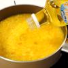 Tiếp theo cho 30gr pasta hữu cơ HiPP vào, nấu sôi khoảng 4 phút thì tắt bếp. Sau đó cho 5ml dầu cá hồi vào súp, dùng muỗng khuấy đều để dầu hòa quyện vào súp.