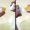Trứng gà đập tách riêng lòng trắng ra bát. Bột năng hòa với nước lạnh lượng vừa đủ.